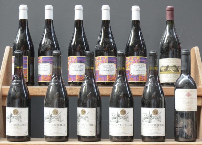 Lot rode wijn        aantal: 12 bt    Dom. de Verquière A.C. Côtes du Rhône   M.D.  1999  aantal: 5 bt    Dom. de la Perrière A.C. Chinon   M.D.  1995  aantal: 1 bt    Dom. de Capoulade A.C. Corbières   M.O.  2000  aantal: 1 bt    Beaujolais Villages Nouveau A.C.  Vigne et Terroirs du Beaujolais M.O.  2009  aantal: 5 bt