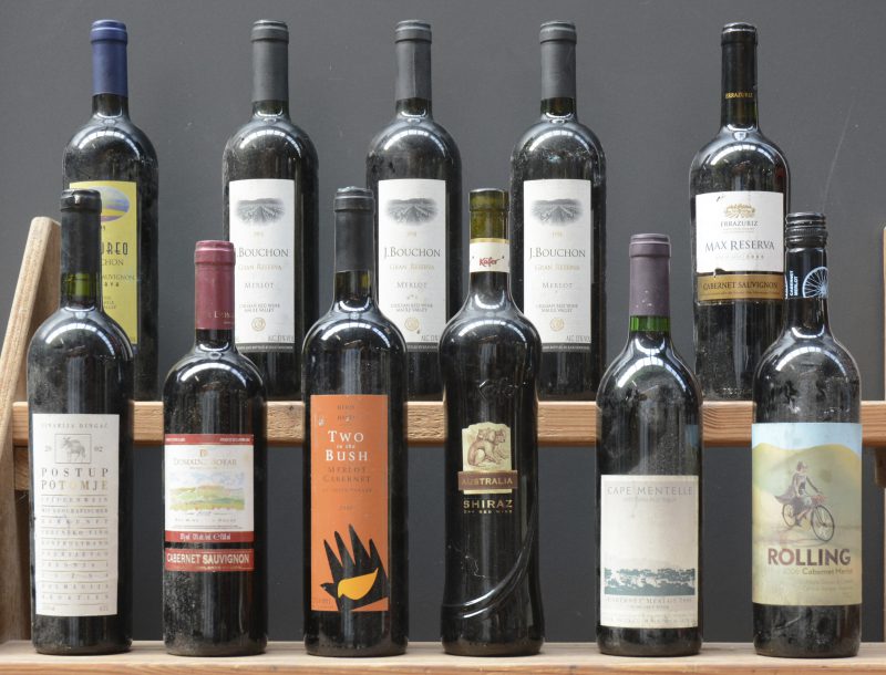 Lot rode wijn        aantal: 11 bt    Merlot Gran Reserva Maule Valley  Julio Bouchon M.O.  1998  aantal: 3 bt    Chicureo Cabernet Sauvignon Reserva Maule Valley  Julio Bouchon M.O.  1999  aantal: 1 bt    Max Cabernet Sauvignon Reserva D.O. Aconcagua Valley  Errazuriz M.O.  2008  aantal: 1 bt    Postup Potomje Vinarije Dingac Dalmacija   M.O.  2002  aantal: 1 bt    Cabernet Sauvignon Thracian Lowlands  Dom. Boyar, M.O.  2012  aantal: 1 bt    Shiraz South Eastern Australia     2006  aantal: 1 bt    Cabernet Merlot Margaret River  Cape Mentelle M.O.  1998  aantal: 1 bt    Rolling Cabernet Merlot Central Ranges, Australia  Cumulus Wines, New South Wales M.O.  2006  aantal: 1 bt    Two in the Bush Merlot Cabernet Wine of Australia  Bird in Hand, Woodside South Australia M.O.  2007  aantal: 1 bt