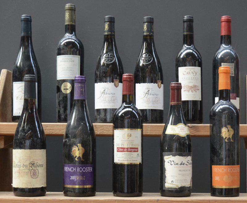 Lot rode wijn        aantal: 11 bt    Côtes du Rhône A.C.  Cave de Rasteau M.O.  2003  aantal: 1 bt    French Rooster Shiraz V.D.P. d’Oc   M.O.  2003  aantal: 1 bt    Dom. du Petit Paris A.C. Côtes de Bergerac   M.D.  2001  aantal: 1 bt    Mondeuse A.C. Vin de Savoie  Cartier M.D.  1999  aantal: 1 bt    French Rooster Cabernet Sauvignon Vin de Pays d’Oc   M.O.  2003  aantal: 1 bt    Chinon A.C.  Dom. de Bel Air M.D.  2006  aantal: 1 bt    Ch. Barbeiranne Cuvée Charlotte A.C. Côtes de Provence   M.C.  2010  aantal: 1 bt    Ch. Les Albières A.C. Saint-Chinian   M.C.  2010  aantal: 2 bt    Dom. de Cauvy A.C. Faugères   M.O.  2004  aantal: 1 bt    Marquis de Chasse Merlot Vin de Pays d’Oc   M.O.  2003  aantal: 1 bt