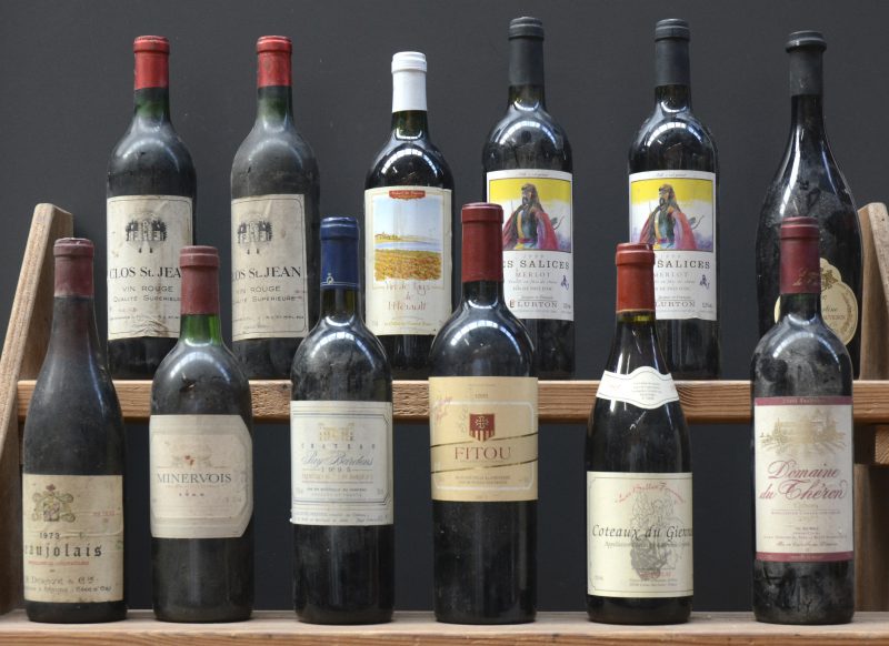Lot rode wijn        aantal: 12 bt    Clos St. Jean Vin Rouge Qualité Supérieur       aantal: 2 bt    Vin de Pays de L’Hérault   Celliers des Terres de France     aantal: 1 bt    Beaujolais A.C.  H. Deroye & Cie, Beaune M.O  1973  aantal: 1 bt    Minervois Les Fenouilles A.C.   M.O  1989  aantal: 1 bt    Ch. Puy Bardens A.C. 1e Côtes de Bordeaux   M.C.  1995  aantal: 1 bt    Fitou A.C.   Cave de Pazuols M.P.  1995  aantal: 1 bt    Coteaux du Giennois A.C.   Paulat M.P.  1995  aantal: 1 bt    Dom. du Théron A.C. Cahors  Vic Pauwels M.D.  1997  aantal: 1 bt    Martine Cabernet Sauvignon Vin de Pays d’Oc   M.O.  1997  aantal: 1 bt    Les Salices Merlot Vin de Pays d’Oc  Lurton M.O.  1999  aantal: 2 bt