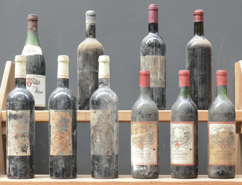 Lot rode wijn        aantal: 10 bt    Rode wijn zonder of met onleesbaar etiket        aantal: 6 bt    Ch. des Cygnes Vin rouge supérieur avec certificat d’origine   M.B.    aantal: 3 bt    Cuvée du Patron Vin rouge français   M.B.    aantal: 1 bt