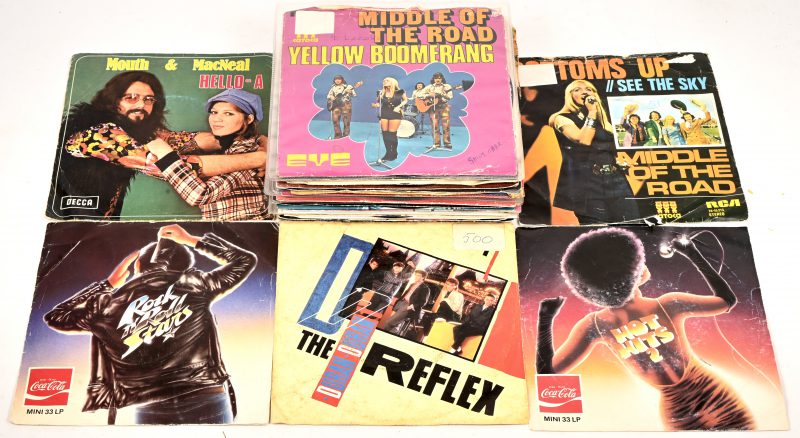 Een gevarieerd lot vinylsingles met hoofdzakelijk rock muziek, van Beatles tot Rolling Stones, Ferre Grignard tot Joe Cocker, Joan Jett tot Peggy Lee.
