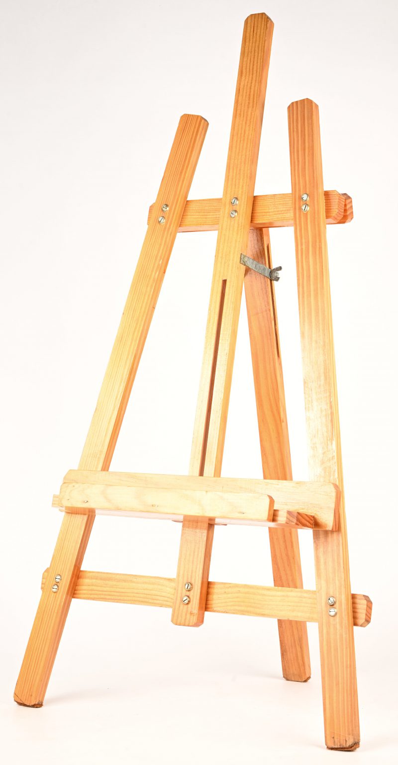 Een houten tafelmodel schildersezel.