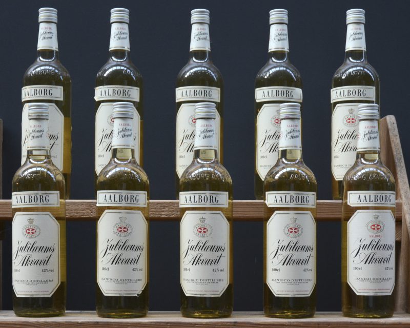 Aalborg Jubilaeums Akvavit   Danisco Distillers, Copenhagen M.O. D. 0  aantal: 10 L.