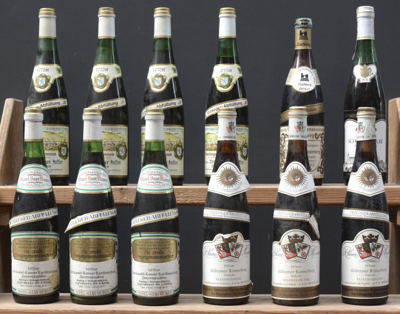 Lot witte wijn        aantal: 12 bt    Denninger Trappenberg Huelrebe Beerenauslese Q.m.P. Rheinpfalz  Gebiets-Winzergenossenschaft Rietburg E.A.  1975  aantal: 1 bt    Alsheimer Römerberg Ruländer Beerenauslese Q.m.P. Rheinhessen  Zentralkellerei Reinischer Winzergenossenschaften,Gau-Bickelheim E.A.  1976  aantal: 3 bt    Bernkastel-Kueser Kardinalsberg Beerenauslese Q.m.P. Mosel-Saar-Ruwer - Riesling  Zentralkellerei Reinischer Winzergenossenschaften, Bernkastel-Kues E.A.  1976  aantal: 3 bt    Brauneberger Juffer Riesling Auslese Q.m.P. Mosel-Saar-Ruwer  Brauneberger Winzerverein, Brauneberg E.A.  1976  aantal: 4 bt    Schottergrube Neuburger Furth im Weinbaugebiet Krems  Stiftskelleramt Göttweig M.O.  1978  aantal: 1 bt