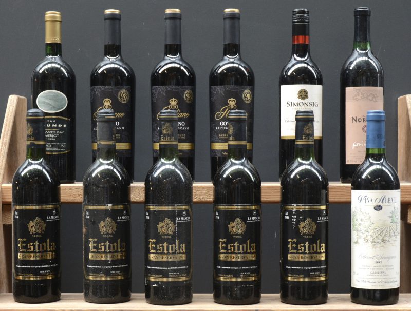 Lot rode wijn        aantal: 12 bt    Estola Gran Reserva D.O. La Mancha  Bodegas Ayuso, Villarrobledo M.O.  1985  aantal: 5 bt    Viña Albali Cabernet Sauvignon D.O. Valdepeñas   M.O.  1992  aantal: 1 bt    Oro Italiano Governo all’uso Toscano I.G.T. Rosso Toscano   M.O.  2019  aantal: 3 bt    The Sounds Merlot Hawkes Bay  New Zealand Wine Cellars, East Tamaki M.O.  1996  aantal: 1 bt    Simonsig Cabernet Sauvignon - Syrah W.O. Stellenbosch  Simonsig, Koelenhof M.O.  2011  aantal: 1 bt    Merlot - Cabernet - Malbec Privada Mendoza  Bodega Norton, Lujàn de Cujo M.O.  2011  aantal: 1 bt