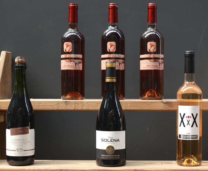 Lot wijn        aantal: 6 bt    Pinotage Rosé Game of Africa Wild Selection Western Cape       aantal: 3 bt    XxX A.C. Coteaux d’Aix en Provence  Vins Marignat, Aix M.O.  2020  aantal: 1 bt    Solena Réserve A.C. Côtes du Roussillon Villages  Fourcade-Baissas, Estagel M.O.  2017  aantal: 1 bt    Lambrusco Grasparossa di Castelvetro D.O.C. - Vino Frizzante  Ca’ de Medici, Cadè M.O.  2017  aantal: 1 bt