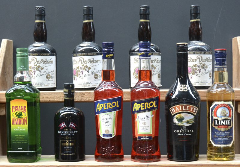 Lot varia        aantal: 10 bt    Solbaerrom Fine Danish Liqueur  Oskar Davidsen, Copenhagen     aantal: 4 bt    Royal Danish Westindian Bitter   A.H. Riise     aantal: 1 bt    Lysholm Linie Aquavit Matured at Sea in Oak Sherry Casks       aantal: 1 bt    Pisang Ambon        aantal: 1 bt    Baileys’ Irish Cream        aantal: 1 bt    Aperol Aperitivo Poco Alcolico        aantal: 2 bt