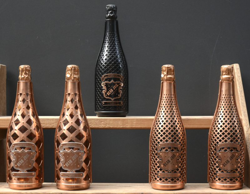 Lot champagne        aantal: 5 bt    Champagne Demi-Sec Beau Joie Special Cuvée   Bertrand Senecourt, Epernay     aantal: 1 bt    Champagne Brut Beau Joie Special Cuvée   Bertrand Senecourt, Epernay     aantal: 2 bt    Champagne Brut Rosé Beau Joie Special Cuvée   Bertrand Senecourt, Epernay     aantal: 2 bt