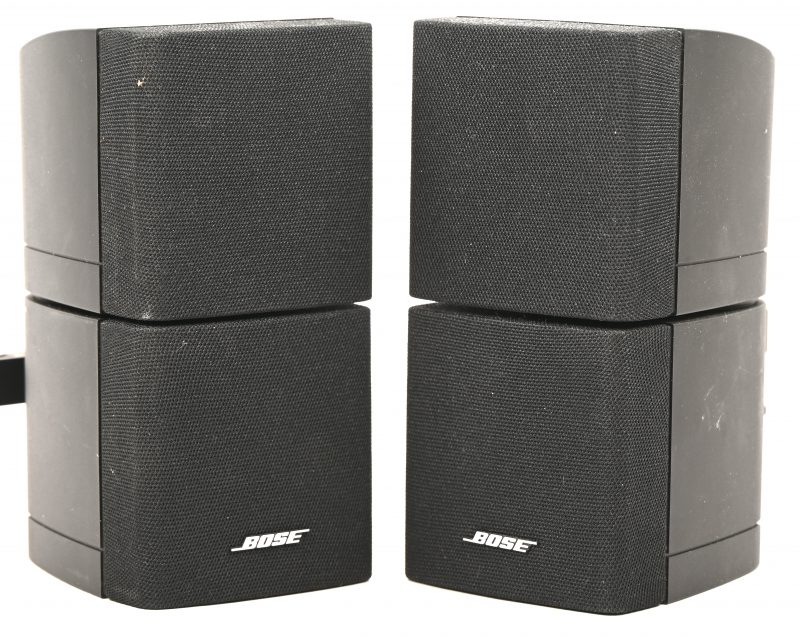 Een set kubus luidsprekers van het acoustimass systeem.