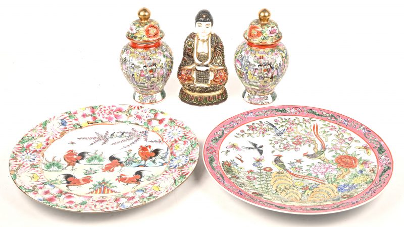 Lotje van Cinees porcelein. 2 borden (Ø 26 cm) en 2 dekselvaasjes (Hoogte 15 cm), famille rose. Toegevoegd 1 Satsuma beeldje van een zittende monnik.