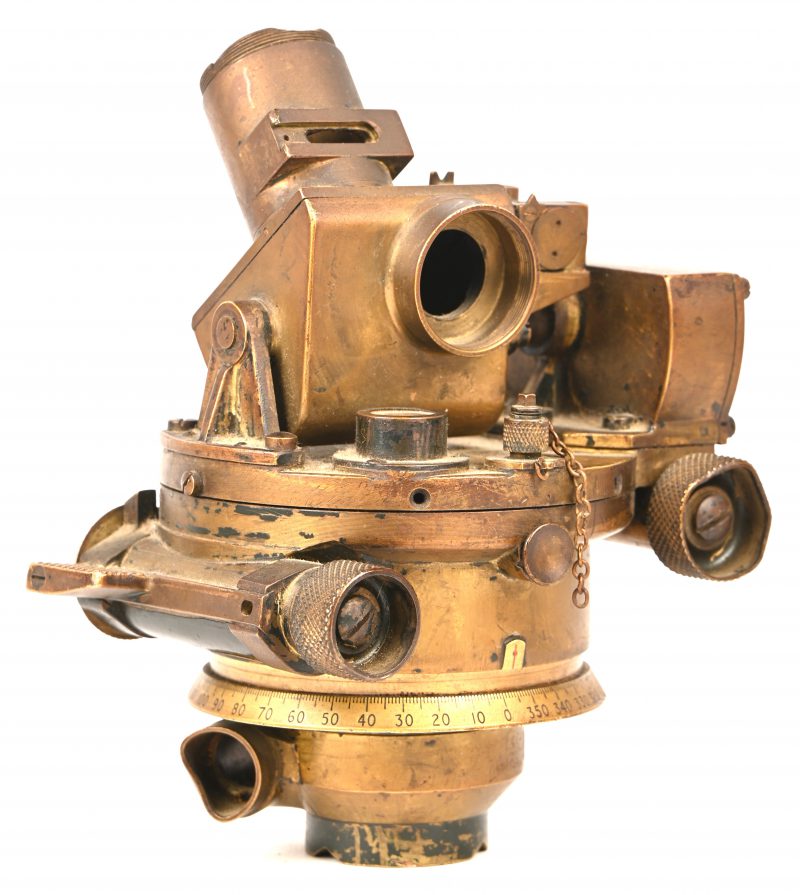 Een messing deel van een antieke sextant, Director No 7, Unicam Inst Ltd, 1938.