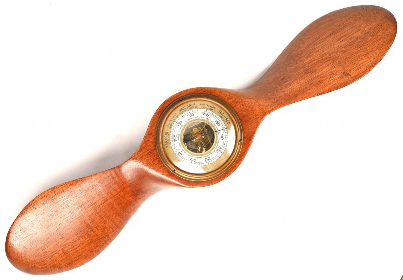 Een kleine decoratieve vliegtuigpropellor met ingebouwde barometer.
