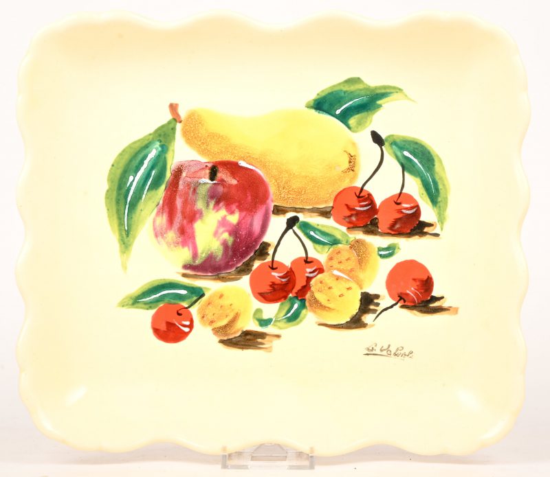 “Les fruits”, een vintage keramische schaal gemerkt Longwy.