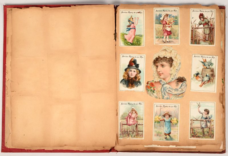 Een oud album gevuld met veelkleurige ingelijmde prenten. Vroeg 20ste eeuws.
