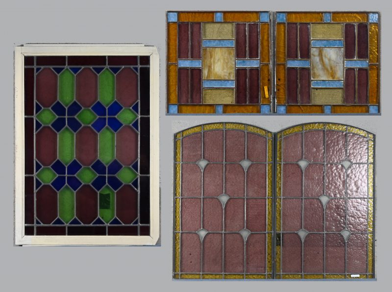 Een lot van 5 glas-in-loodramen bestaande uit 2 sets met telkens 1 met schade, alsook 1 losse eveneens met schade.