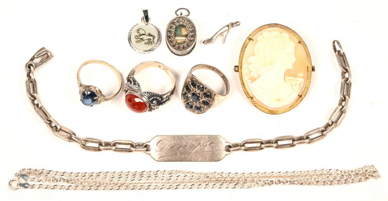Een lot zilveren juwelen waaronder een armband, ketting, hanger, drie ringen bezet met half edelstenen en en camee.