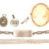 Een lot zilveren juwelen waaronder een armband, ketting, hanger, drie ringen bezet met half edelstenen en en camee.