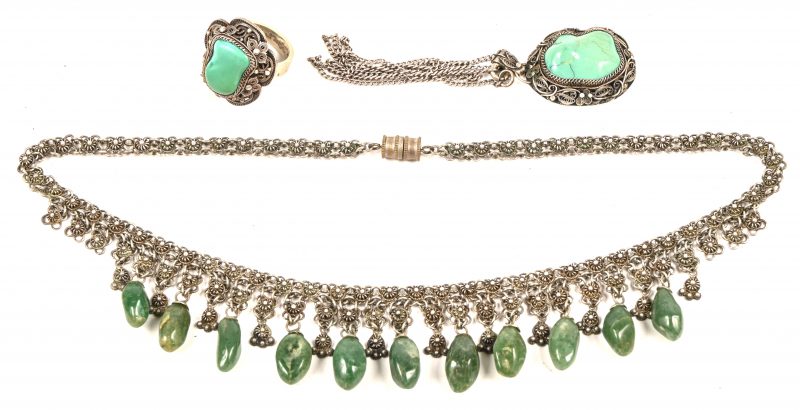 Een lot zilveren juwelen waaronder een armband, ketting, hanger, drie ringen bezet met half edelstenen en en camee.
