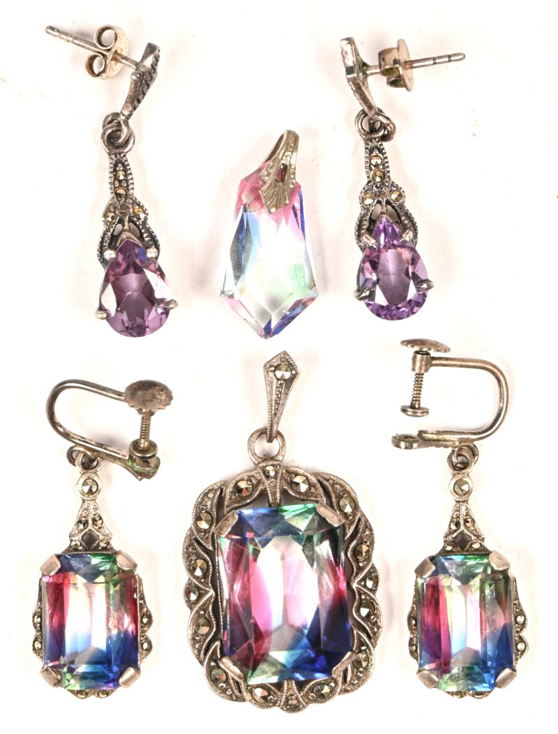 Een lot zilveren juwelen waaronder: een hanger en twee paar oorbellen bezet met markasiet en half edelstenen.