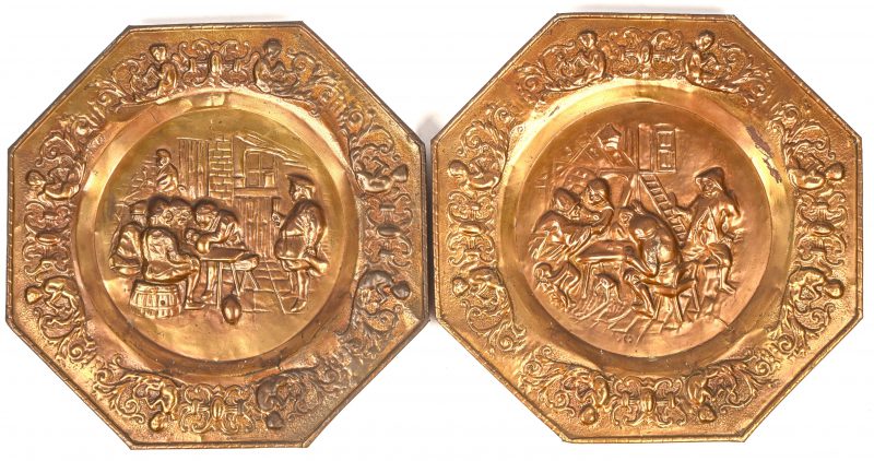 Een lot van twee koperen sierborden, met een relief naar het werk van Brueghel.