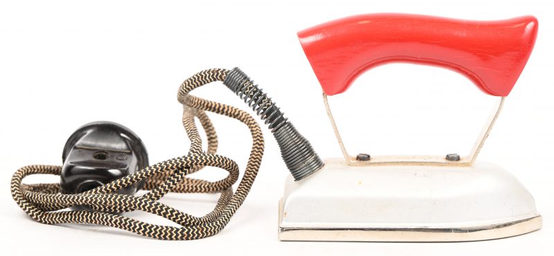 Een vintage speelgoed strijkijzertje, in een rood lederen etui. In zeer goede staat.