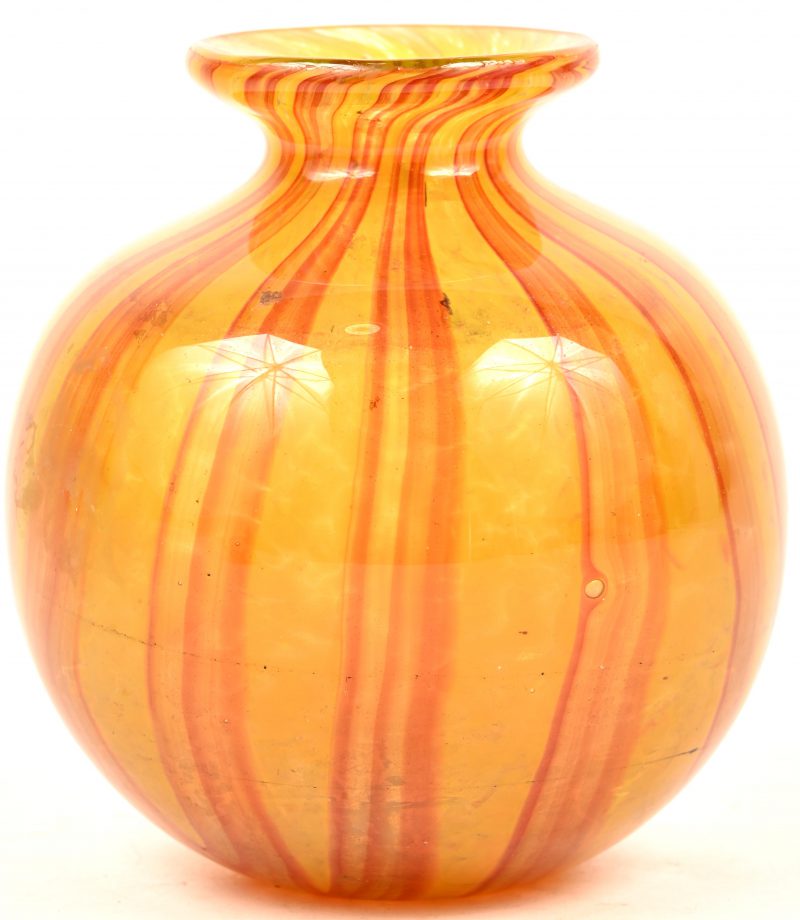 Een bolvormig vaasje van Mdina glas, getekend; Moleno.