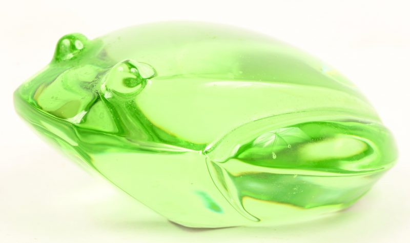 Een kikkerbeeld van VSL kristal, groen in de massa gekleurd. Onderaan gemerkt.