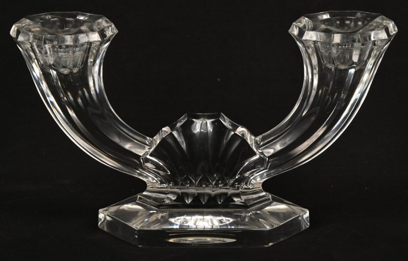 Een tweearmige kandelaar van geslepen kleurloos kristal. Getekend ‘Val Saint Lambert’.