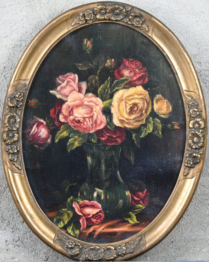 ‘Stilleven met rozen’, olieverf op doek in ovalen kader. Naar de 19e eeuw, niet getekend.