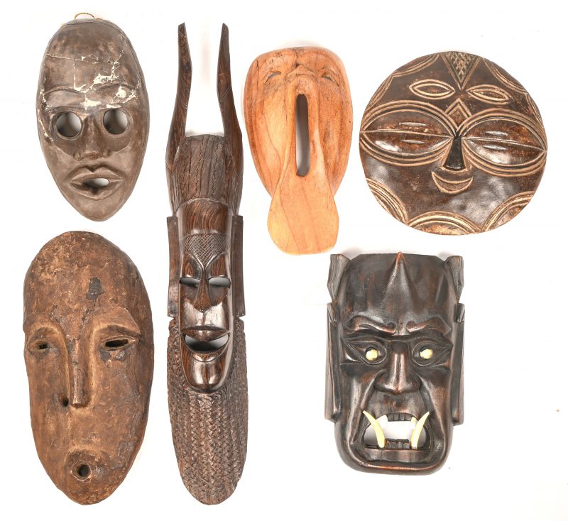 Lot van zes decoratieve maskers. Voornamelijk Afrikaans.
