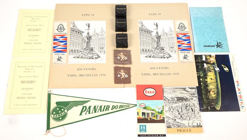 Gevarieerd lot Expo 58 souvenirs. Waaronder een sleutelhanger, folders, plattegrond, patch en souvenirs van enkele paviljoenen.
