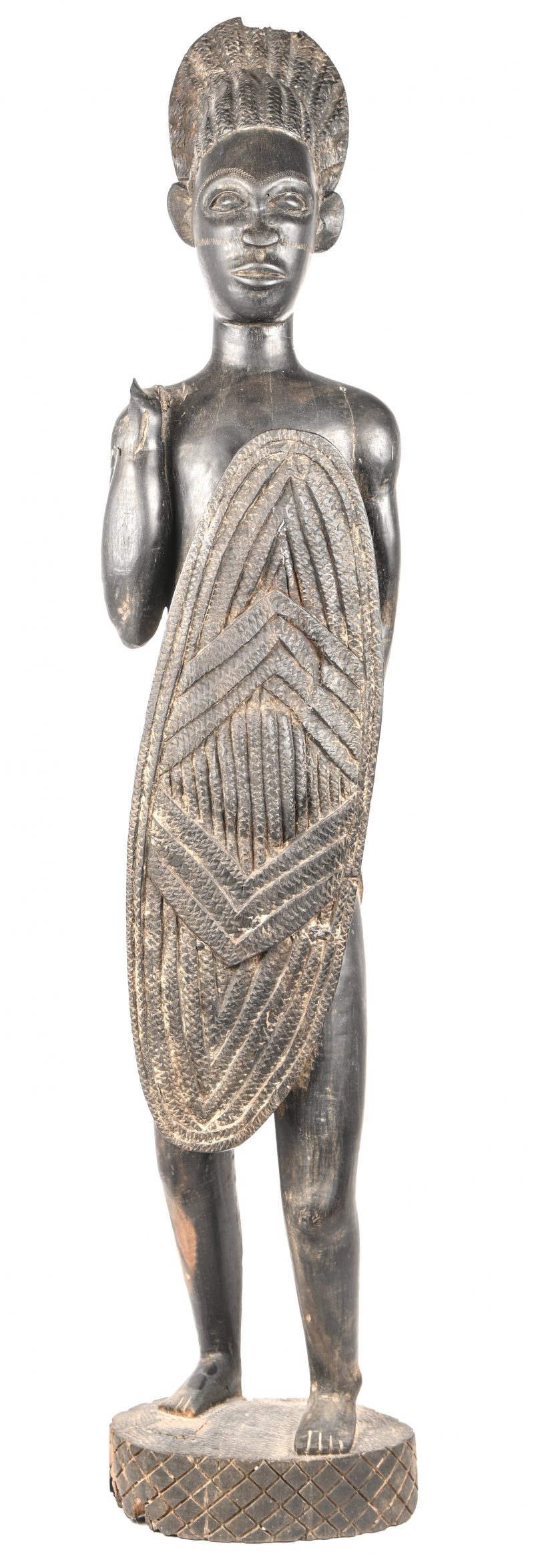 Een gesculpteerd houten beeld van een Afrikaanse krijger, beschadigd.