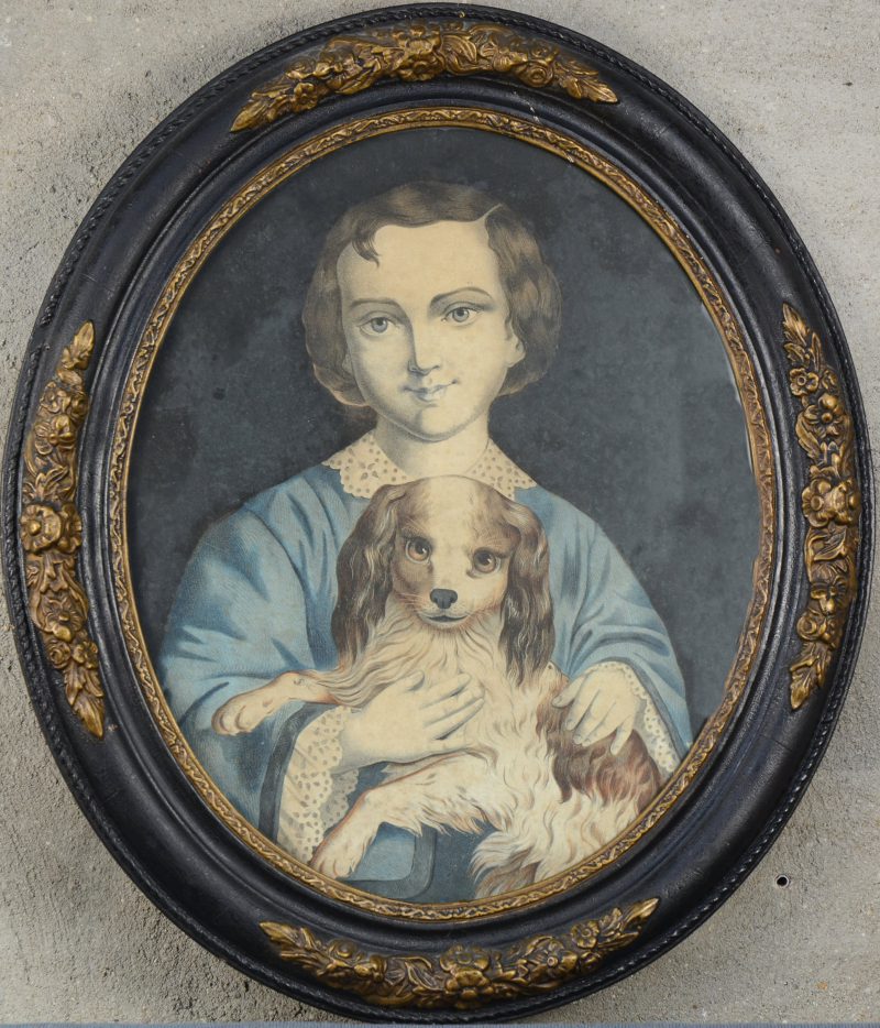 ‘Een jongen met zijn hond’. Romantische kleurenlitho in zwart/gouden ovalen kader.