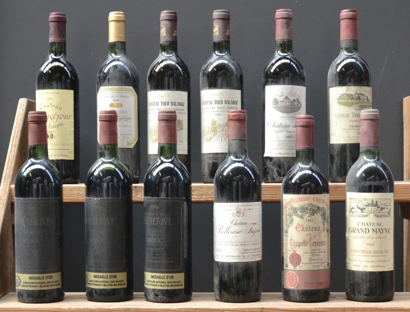 Lot rode bordeaux        aantal: 12 bt    Ch. La Chapelle-Lescours A.C. St-Emilion grand cru   M.C.  1985  aantal: 1 bt    Ch. Grand-Mayne A.C. St-Emilion grand cru classé   M.C.  1985  aantal: 1 bt    Ch. Bellerose-Figeac A.C. St-Emilion grand cru   M.C.  1986  aantal: 1 bt    Ch. Hauterive A.C. Médoc Cru bourgeois  M.C.  1986  aantal: 3 bt    Ch. Troplong-Mondot A.C. St-Emilion grand cru classé   M.C.  1987  aantal: 1 bt    Ch. Beauséjour A.C. St-Estèphe Cru bourgeois  M.C.  1989  aantal: 1 bt    Ch. Rauzé Lafargue A.C. 1e Côtes de Bordeaux   M.C.  1989  aantal: 1 bt    Ch. Tour Baladoz A.C. St-Emilion grand cru   M.C.  1989  aantal: 2 bt    Ch. de Pez A.C. St-Estèphe   M.C.  1986  aantal: 1 bt