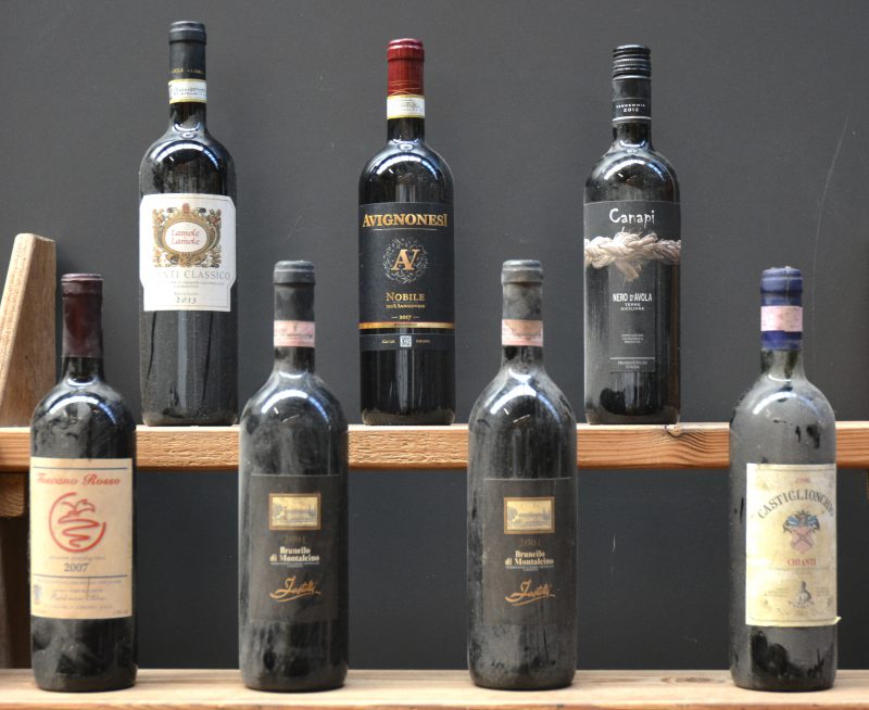 Lot rode wijn        aantal: 7 bt    Castiglionchio D.o.C. Chianti   M.O.  1996  aantal: 1 bt    Brunello di Montalcino DOCG  Jastelli, Montalcino M.O.  2001  aantal: 2 bt    Toscano Rosso I.G.T.  Baldoncini Silvio, Cortona M.O.  2007  aantal: 1 bt    Chianti Classico D.O.C.G.  Lamole, Greve M.O.  2013  aantal: 1 bt    Vino Nobile di Montepulciano D.O.C.G.  Avignonesi, Montepulciano M.O.  2017  aantal: 1 bt    Nero d’Avola Canapi I.G.P. Terre Siciliane  CFM & C, Verolanuova M.O.  2012  aantal: 1 bt