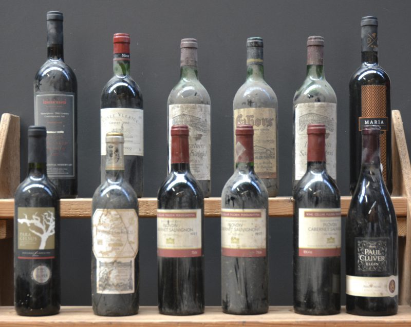 Lot rode wijn        aantal: 12 bt    Para Celsus Tempranillo   Navarro Lopez, Valdepeñas   2013  aantal: 1 bt    Rioja Reserva D.O.C.  Herederos del Marqués de Riscal M.O.  2004  aantal: 1 bt    Plovdiv Cabernet Sauvignon Bulgarian Wine  Pulden Peroushtitsa M.O.  1997  aantal: 3 bt    Pinot Noir Estate Wine W.O. Elgin  Paul Cluver, S.A. M.O.  2001  aantal: 1 bt    Dom. S’ de Saumarez Grenache-Syrah A.C. Coteaux du Langueoc   M.O.  2005  aantal: 1 bt    Graves Cuvée Vlerick A.C.  Grafé-Lecocq, Namur M.B.  1982  aantal: 1 bt    L’Oratoire Saint-Gabriel A.C.  Cahors  Georges Vigouroux M.O.  1979  aantal: 2 bt    Cahors A.C.  Cahors  Groupement de Producteurs, Caves d’Olt M.O.  1979  aantal: 1 bt    Maria Bobal D.O.P. Utiel-Requena  De Moya M.O.  2019  aantal: 1 bt