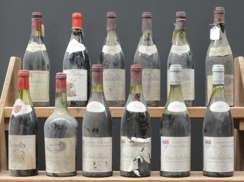 Lot rode wijn        aantal: 12 bt    Chiroubles A.C.  Club Français du Vin, Ch. de Lancié M.O.  1981  aantal: 1 bt    Beaujolais Villages A.C.  Delhaize M.B.  1998  aantal: 1 bt    Fleurie A.C.  Ch. de l’Abbaye St-Laurent d’Arpaye M.O.  1980  aantal: 3 bt    Bourgueil A.C.  Houx Patrice, Bougueil M.O.  1980  aantal: 1 bt    Côte de Nuits-Villages A.C.  Charles Quillardet, Gevrey M.P.  1980  aantal: 2 bt 1 x 8 cm   Ch. de Néty A.C. Beaujolais-Villages  Emile Chandesais, Fontaines M.O.  1977  aantal: 1 bt    Brouilly A.C.  B0086 M.B.  1978  aantal: 1 bt    Côte de Nuits-Villages A.C.  Charles Quillardet, Gevrey M.P.  1979  aantal: 2 bt