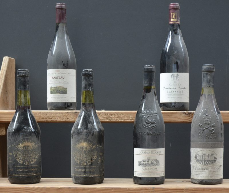 Lot rode wijn        aantal: 6 bt    Dom. des Amadieu Cairanne A.C. Côtes du Rhône Villages   M.P.  2004  aantal: 1 bt    Dom. de la Combe Dieu Rasteau A.C. Côtes du Rhône   M.O.  2000  aantal: 1 bt    Ch. Simian A.C. Côtes du Rhône   M.O.  1988  aantal: 2 bt    Gigondas du Petit Montmirail A.C.  L’Oustau Fauquet M.D.  2001  aantal: 1 bt    Châteauneuf-du-Pape A.C.  C. Mousset, Châteauneuf M.C.  1982  aantal: 1 bt