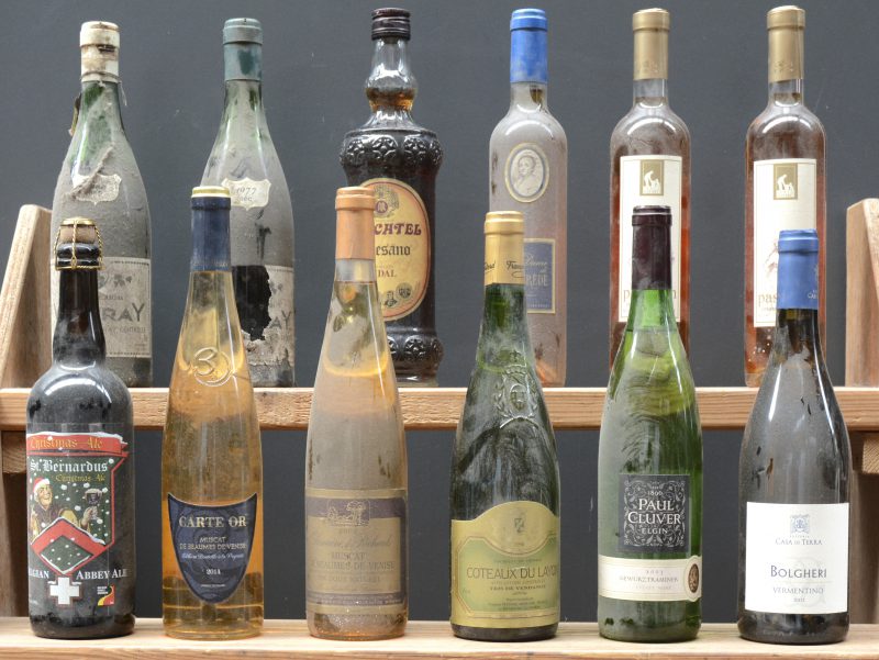 Lot varia        aantal: 12 bt    Vouvray Sec A.C.  Daniel Allias   1980  aantal: 1 bt    Vouvray Sec A.C.  Daniel Allias   1977  aantal: 1 bt    Coteaux du Layon Tris de Vendange A.C.  François Testard   1996  aantal: 1 bt    La Dame de Fondrede A.C. Haut-Montravel  Dom. de la Metairie   1995  aantal: 1 50 cl    Passium Vendemmia Tardiva   Santo Stefano   2006  aantal: 2 50 cl    Vermentino D.O.C. Bolgheri  Casa di Terra M.O.  2012  aantal: 1 bt    Gewurztraminer W.O. Elgin  Paul Cluver, S.A. M.O.  2003  aantal: 1 bt    Muscat de Beaumes de Venise Carte Or A.C. - Vin Doux Naturel  Vignobles de Bama Venitia M.O.  2014  aantal: 1 bt    Moscatel Artesano   Vidal, Almazora España M.O.    aantal: 1 bt    St. Bernardus Christmas Ale   Vidal, Almazora España M.O.    aantal: 1 bt    Muscat de Beaumes de Venise Carte Or A.C. - Vin Doux Naturel   M.O.  2002  aantal: 1 bt
