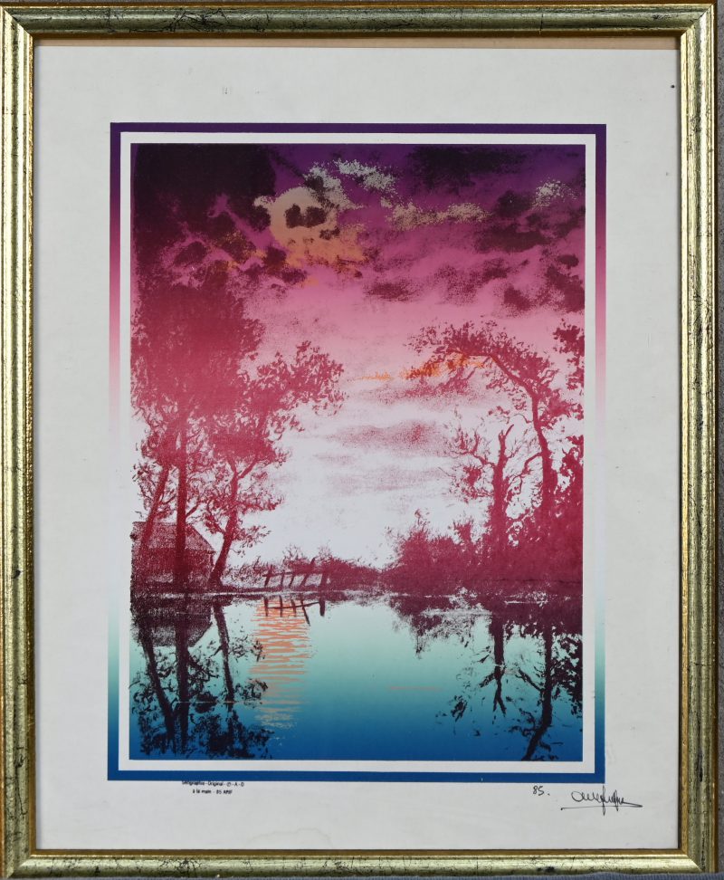 Zonsondergang aan het water. Zeefdruk in rood en blauw, onleesbaar getekend.