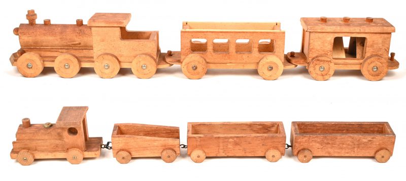 Een lot van 2 vintage houten speelgoed treinen.
