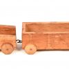 Een lot van 2 vintage houten speelgoed treinen.