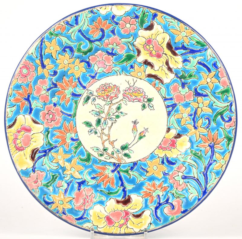 Een bordje met meerkleurige florale motieven, gemerkt Longwy.