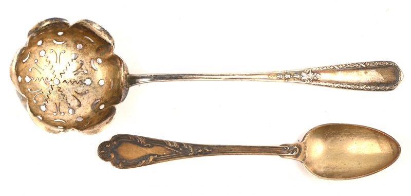 Een lotje zilver, 35 gram, bestaande uit een koffielepeltje gemerkt A835, Delheid en een suikerlepel gemerkt 800 met Duitse keuren.