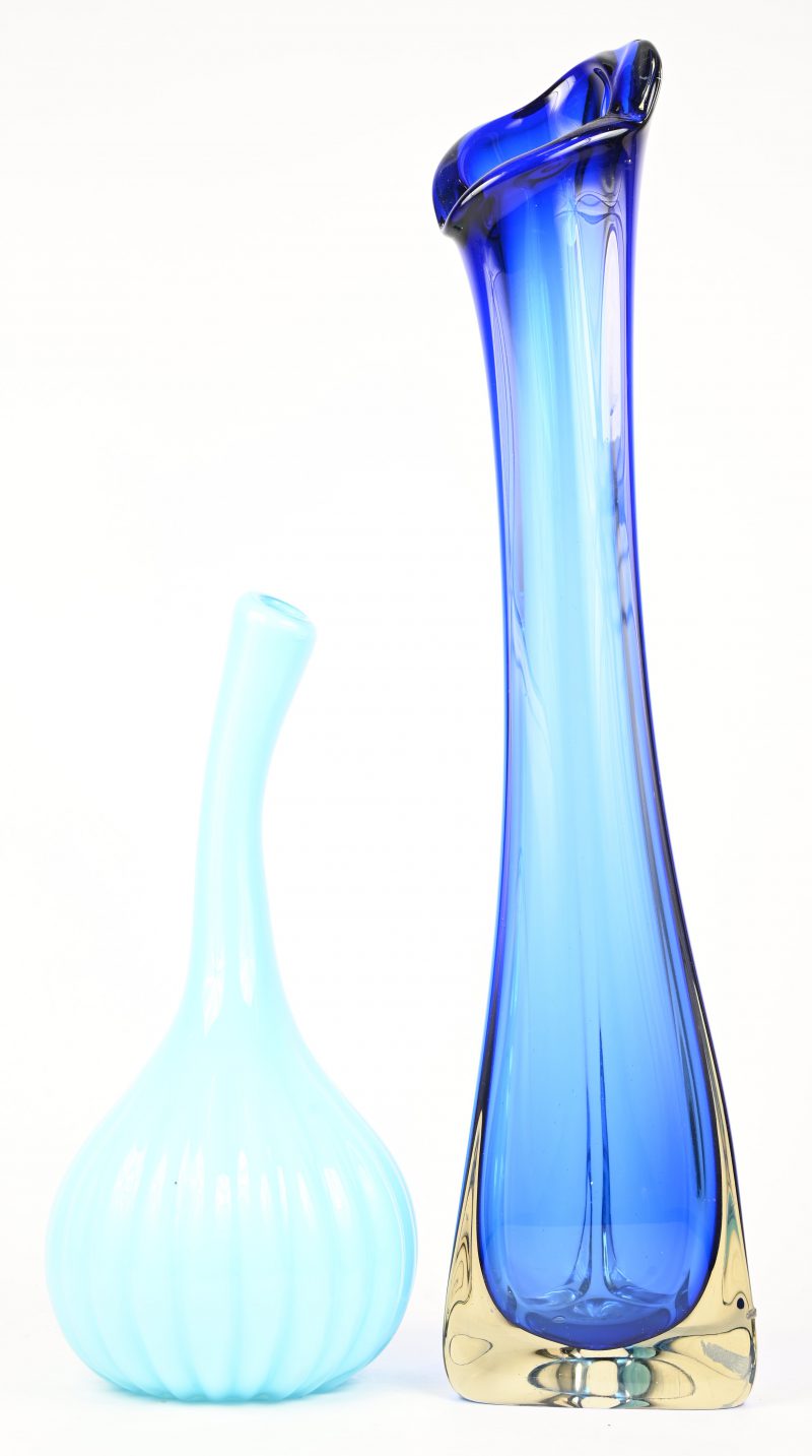 Een set van 2 blauwe glazen vazen bestaande uit een grote vintage murano vaas met een bakfoutje en een organische kallebasvaas.