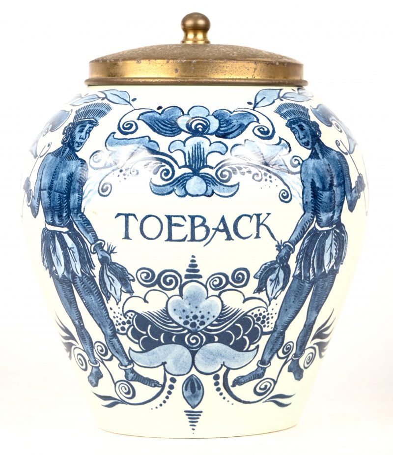 Een tabakspot in Delfts blauw met opschrift Toeback, onderaan gemerkt Goedewaagen Holland.