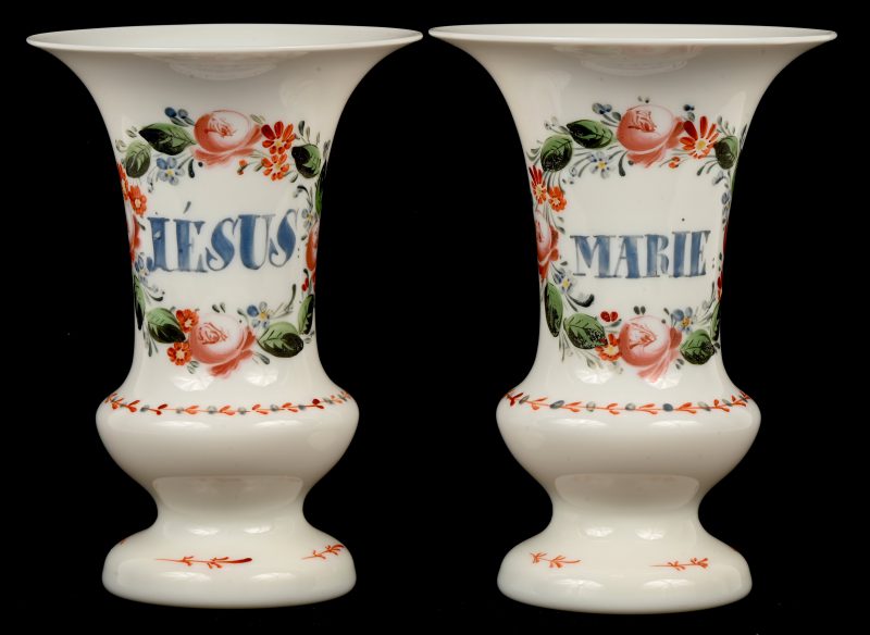 Een set van 2 beschilderde opaline vaasjes met floraal decor en opschrift Jésus en Marie.