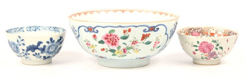 Een lot van drie kommen van Chinees porselein. Alledrie bet barsten en/of schilferschade.