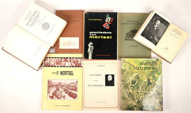 Een lot van 8 boeken over Mortsel, stratenboek, het gebeurde in Mortsel, Mayerhof, geschiedenis van Mortsel, Mortselse heemkundige kring, de landbouw in Mortsel, geschiedenis der gemeente Mortsel en Lieven Gevaert, leven en werk.